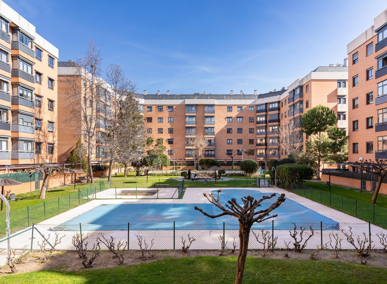 Piso-Bajo-con-Terraza-Piscina-Urbanizacion-05