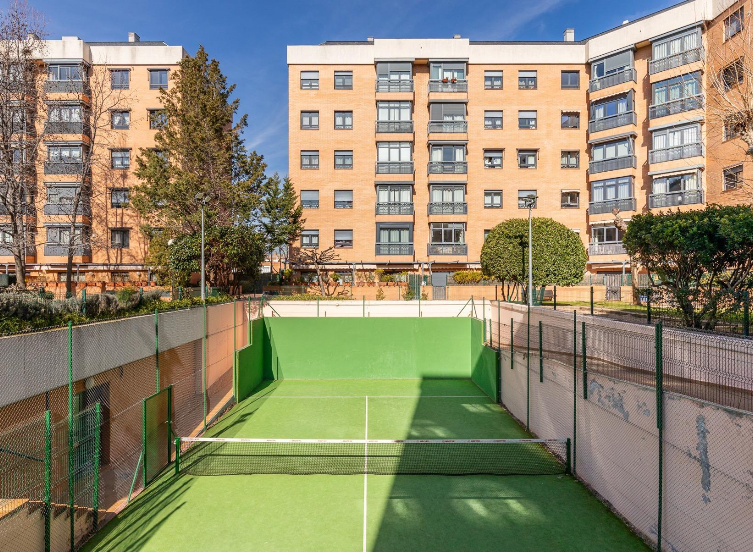 Piso-Bajo-con-Terraza-Pista-Tenis-06