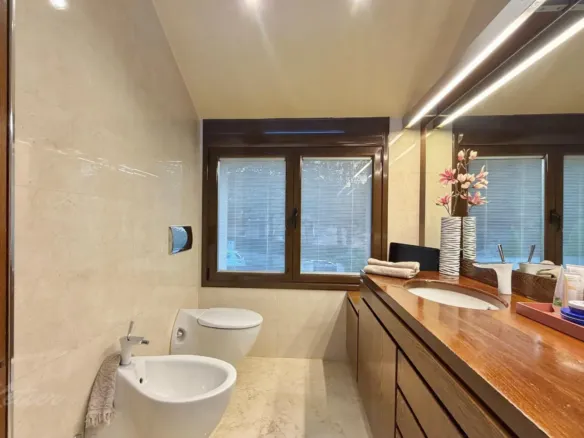 Detached house in Galapagar with heated swimming pool and private garden