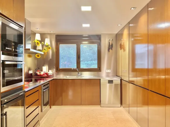 Detached house in Galapagar with heated swimming pool and private garden