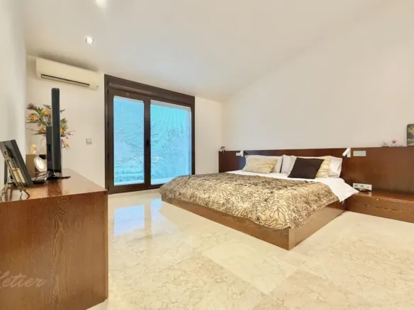 Detached house in Galapagar with heated swimming pool and private garden