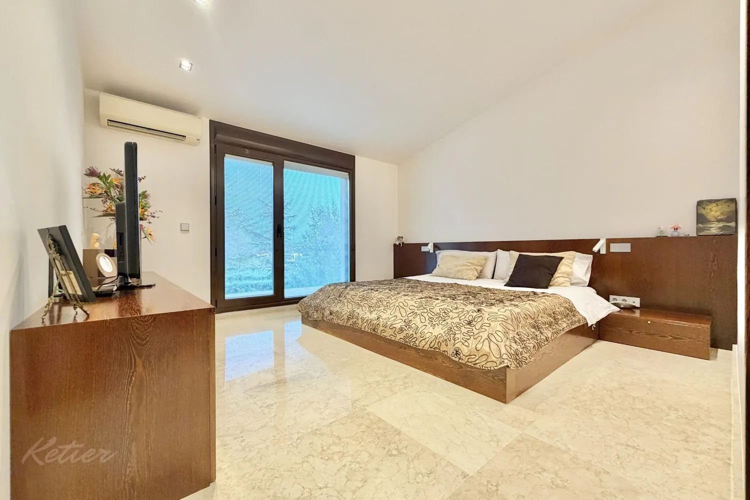 Detached house in Galapagar with heated swimming pool and private garden