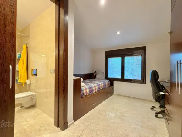 Detached house in Galapagar with heated swimming pool and private garden
