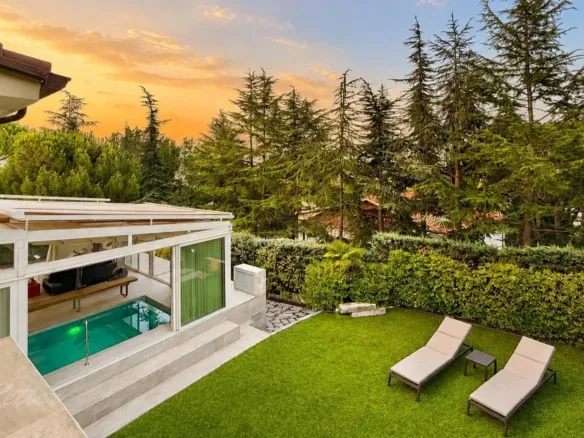 Detached house in Galapagar with heated swimming pool and private garden