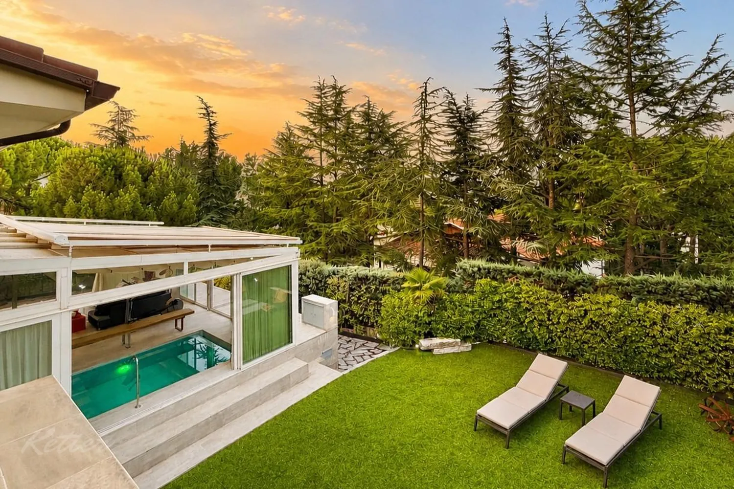 Detached house in Galapagar with heated swimming pool and private garden
