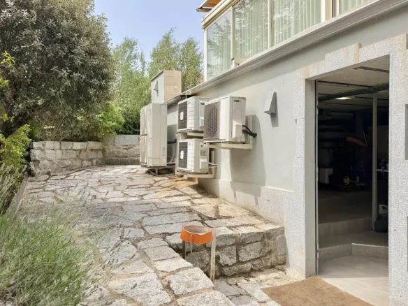 Detached house in Galapagar with heated swimming pool and private garden