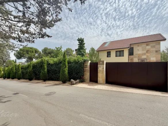 Detached house in Galapagar with heated swimming pool and private garden