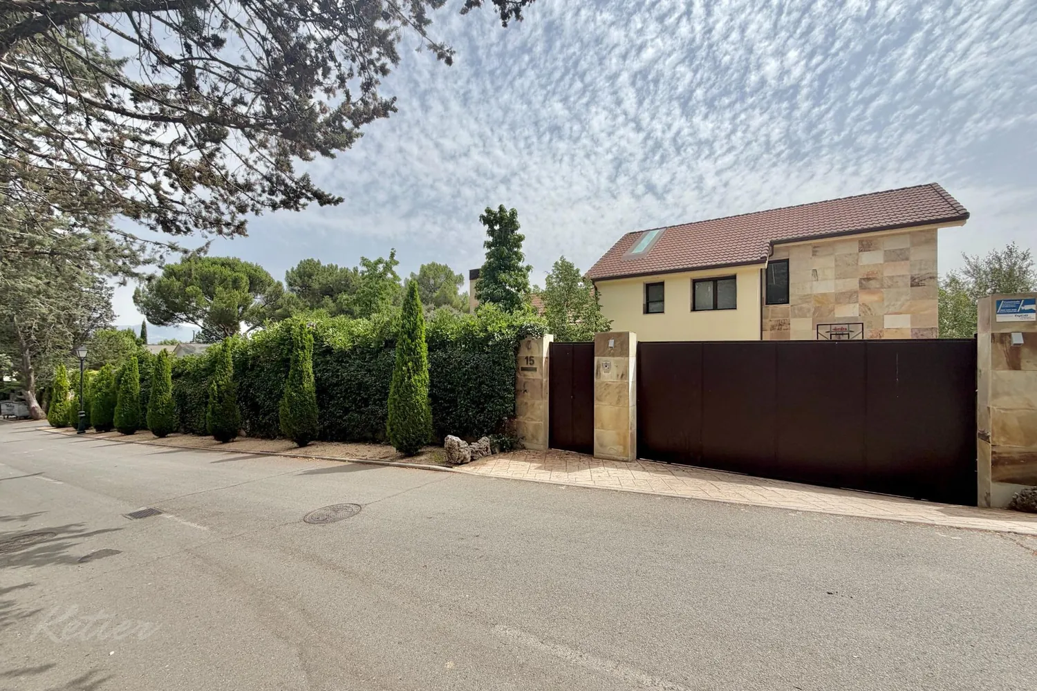 Detached house in Galapagar with heated swimming pool and private garden