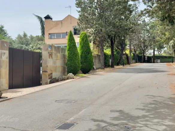 Detached house in Galapagar with heated swimming pool and private garden