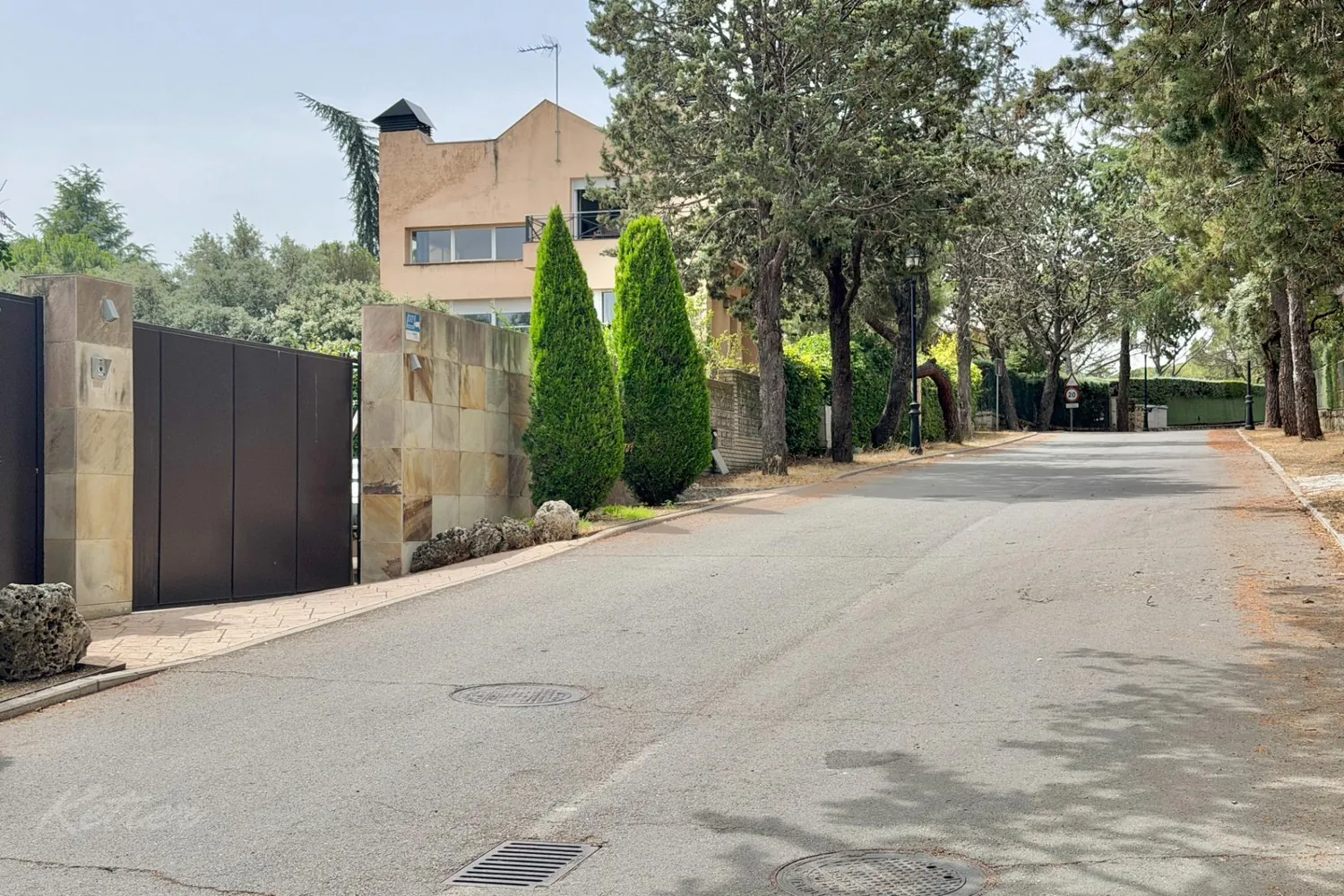 Detached house in Galapagar with heated swimming pool and private garden