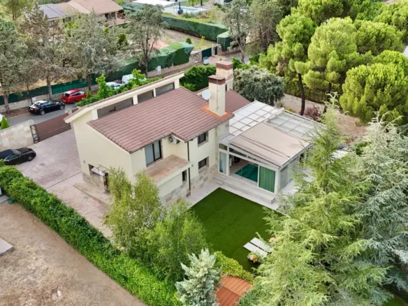 Detached house in Galapagar with heated swimming pool and private garden