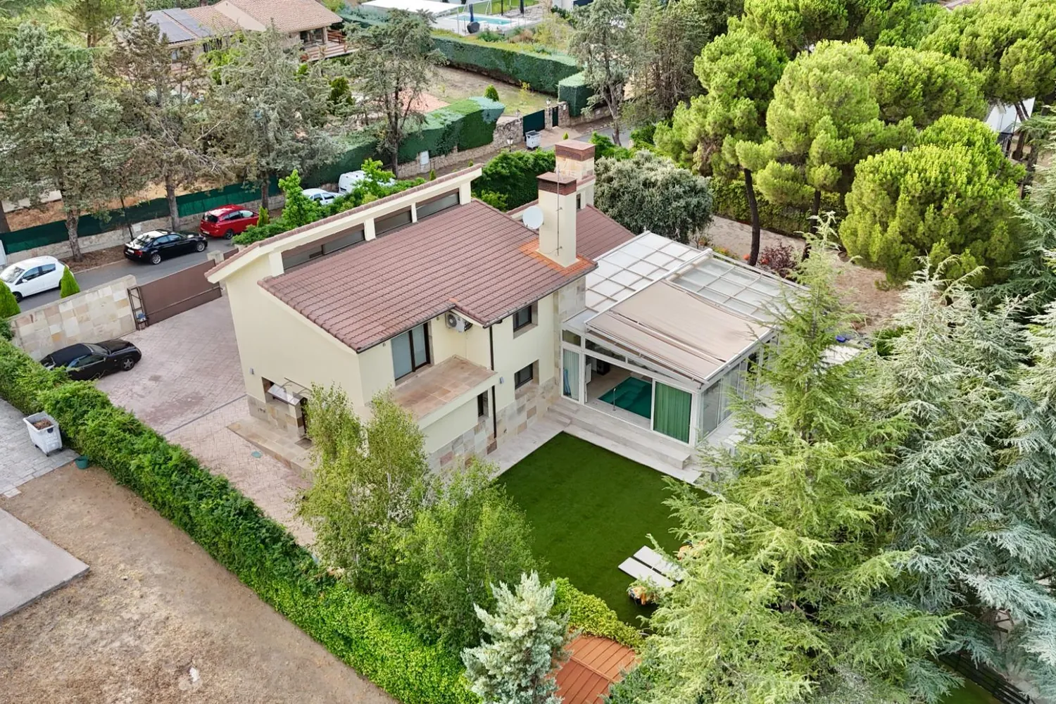 Detached house in Galapagar with heated swimming pool and private garden