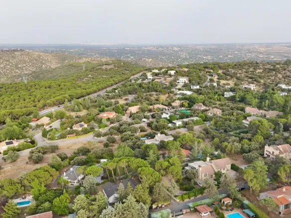 Detached house in Galapagar with heated swimming pool and private garden