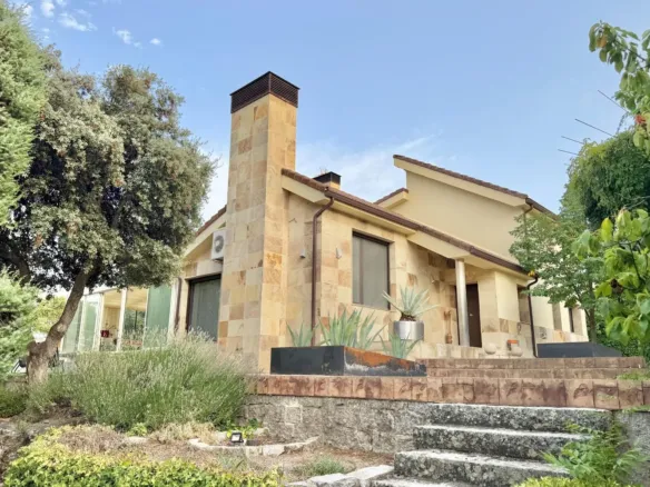 Detached house in Galapagar with heated swimming pool and private garden