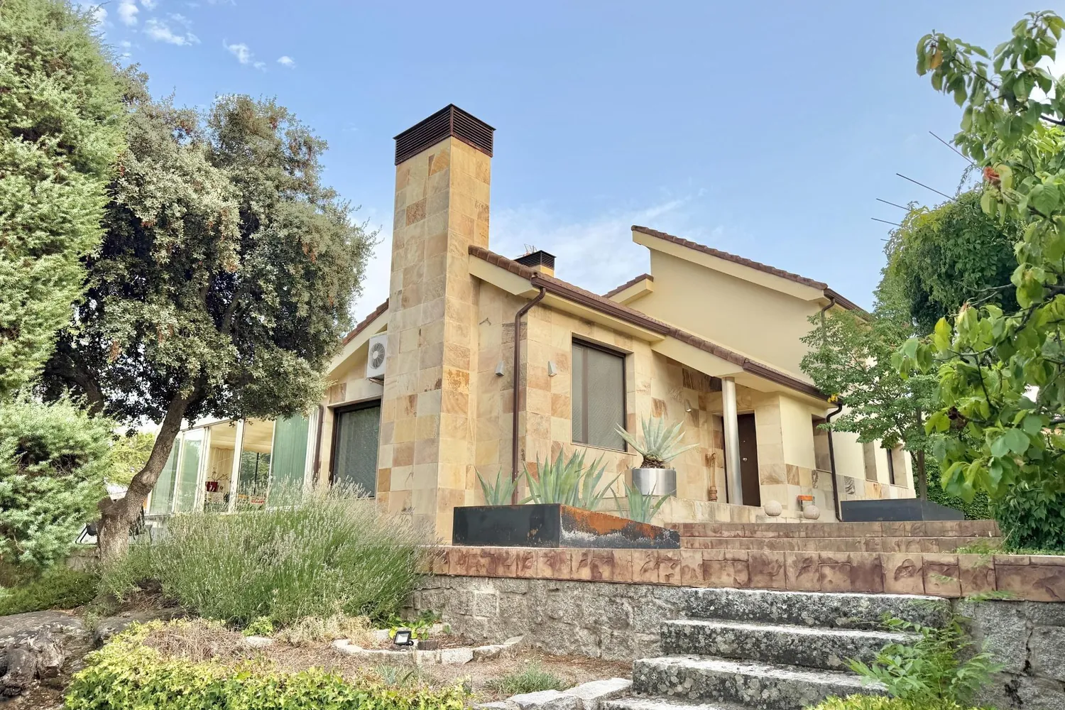 Detached house in Galapagar with heated swimming pool and private garden