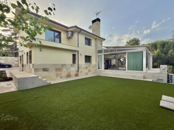 Detached house in Galapagar with heated swimming pool and private garden