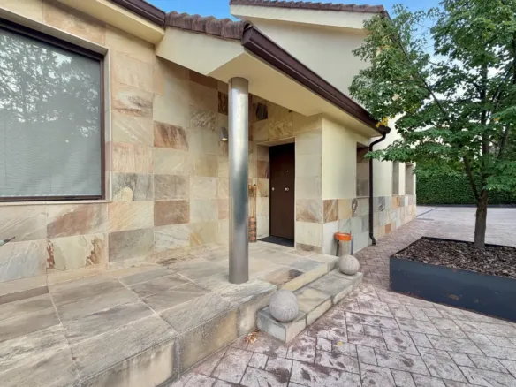 Detached house in Galapagar with heated swimming pool and private garden