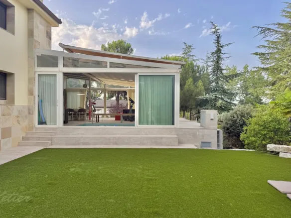 Detached house in Galapagar with heated swimming pool and private garden