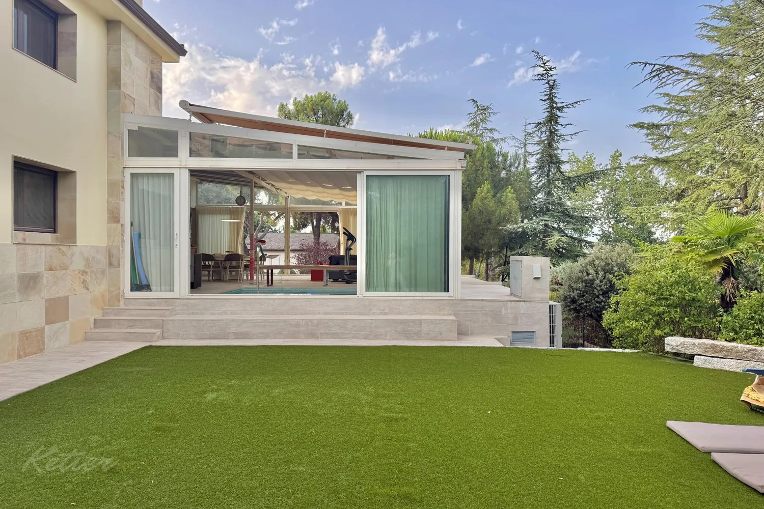 Detached house in Galapagar with heated swimming pool and private garden