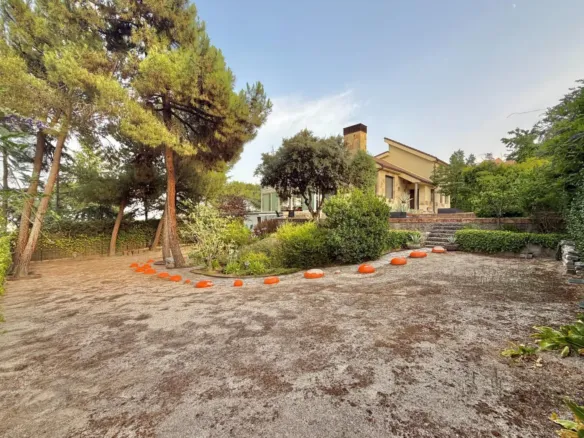 Detached house in Galapagar with heated swimming pool and private garden