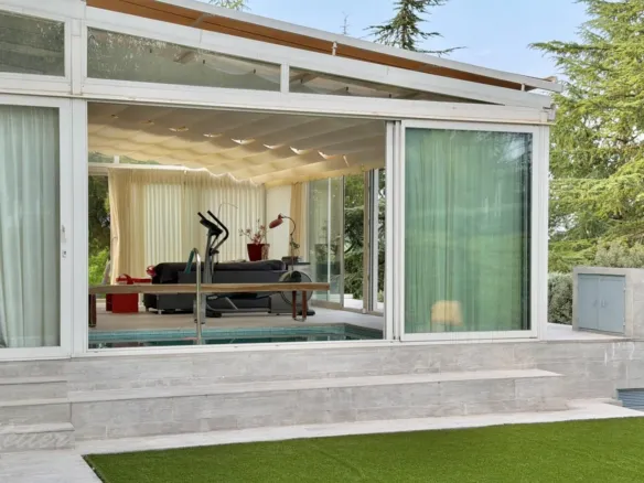 Detached house in Galapagar with heated swimming pool and private garden