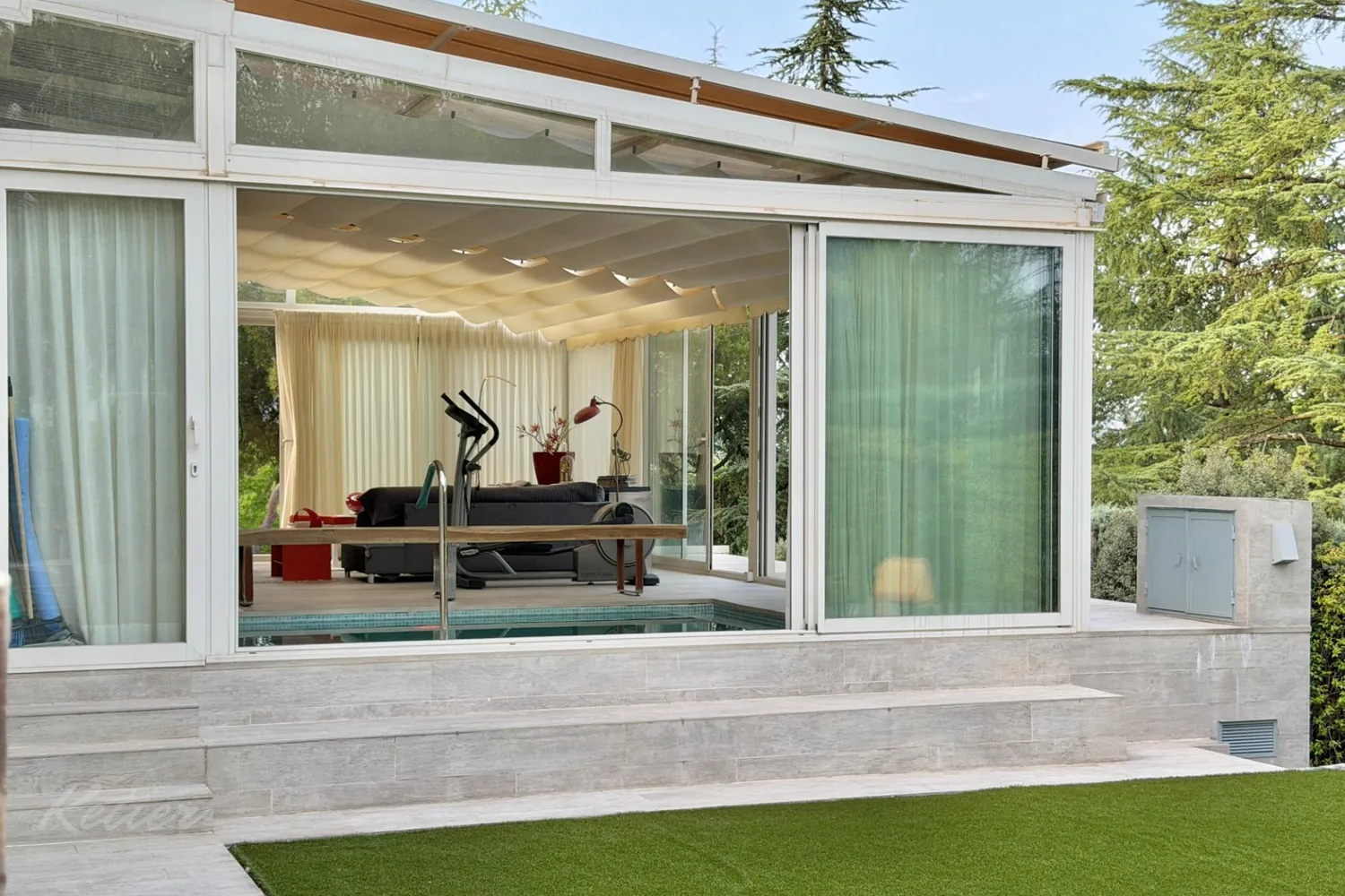 Detached house in Galapagar with heated swimming pool and private garden