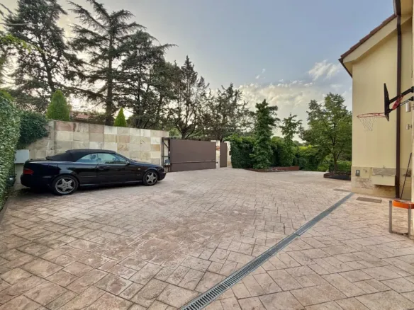 Detached house in Galapagar with heated swimming pool and private garden