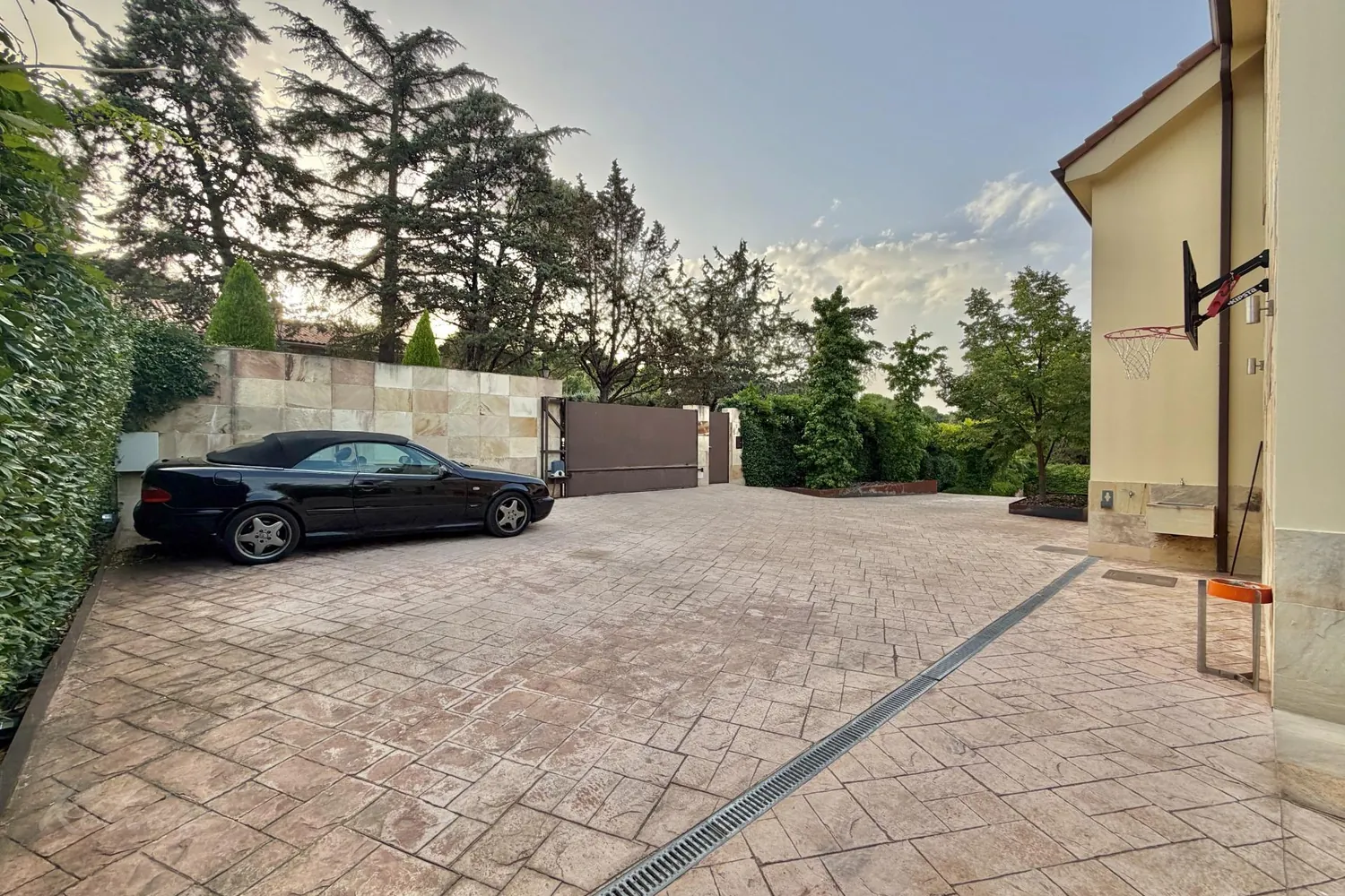 Detached house in Galapagar with heated swimming pool and private garden