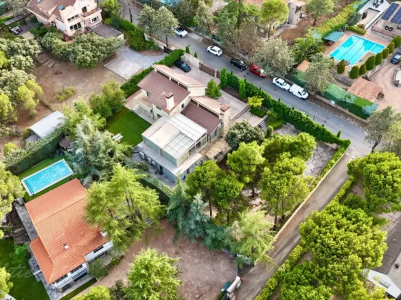 Detached house in Galapagar with heated swimming pool and private garden