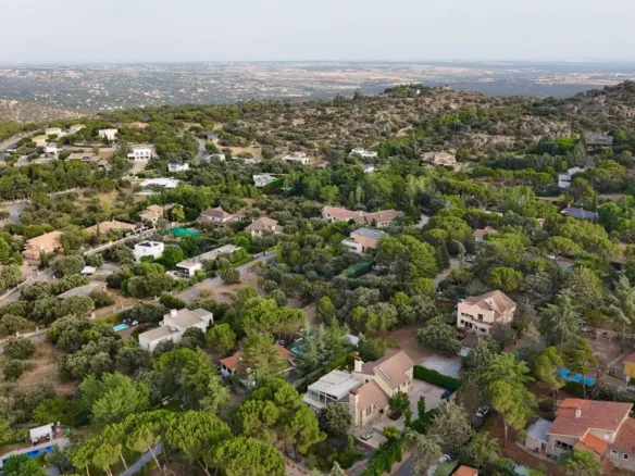 Detached house in Galapagar with heated swimming pool and private garden