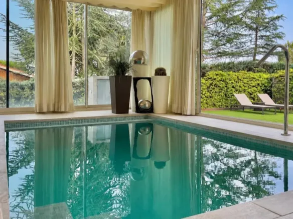 Detached house in Galapagar with heated swimming pool and private garden