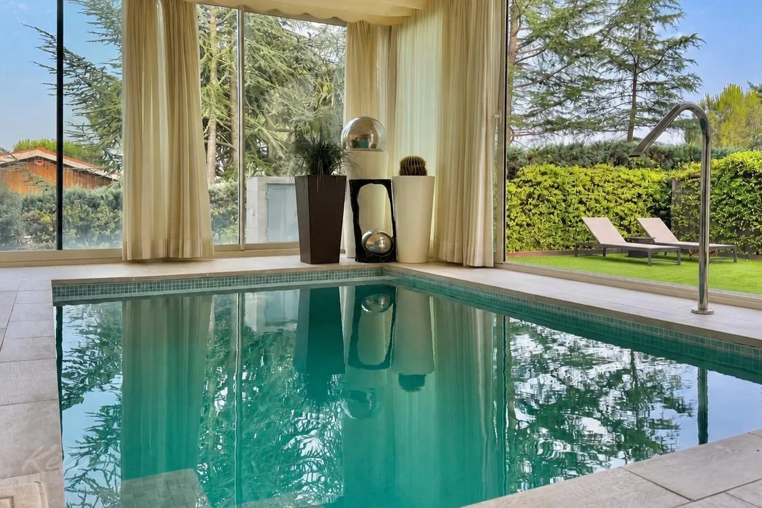 Detached house in Galapagar with heated swimming pool and private garden