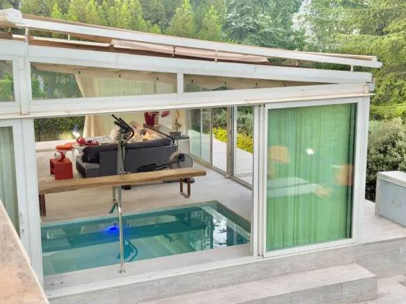 Detached house in Galapagar with heated swimming pool and private garden