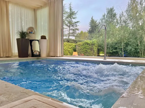 Detached house in Galapagar with heated swimming pool and private garden
