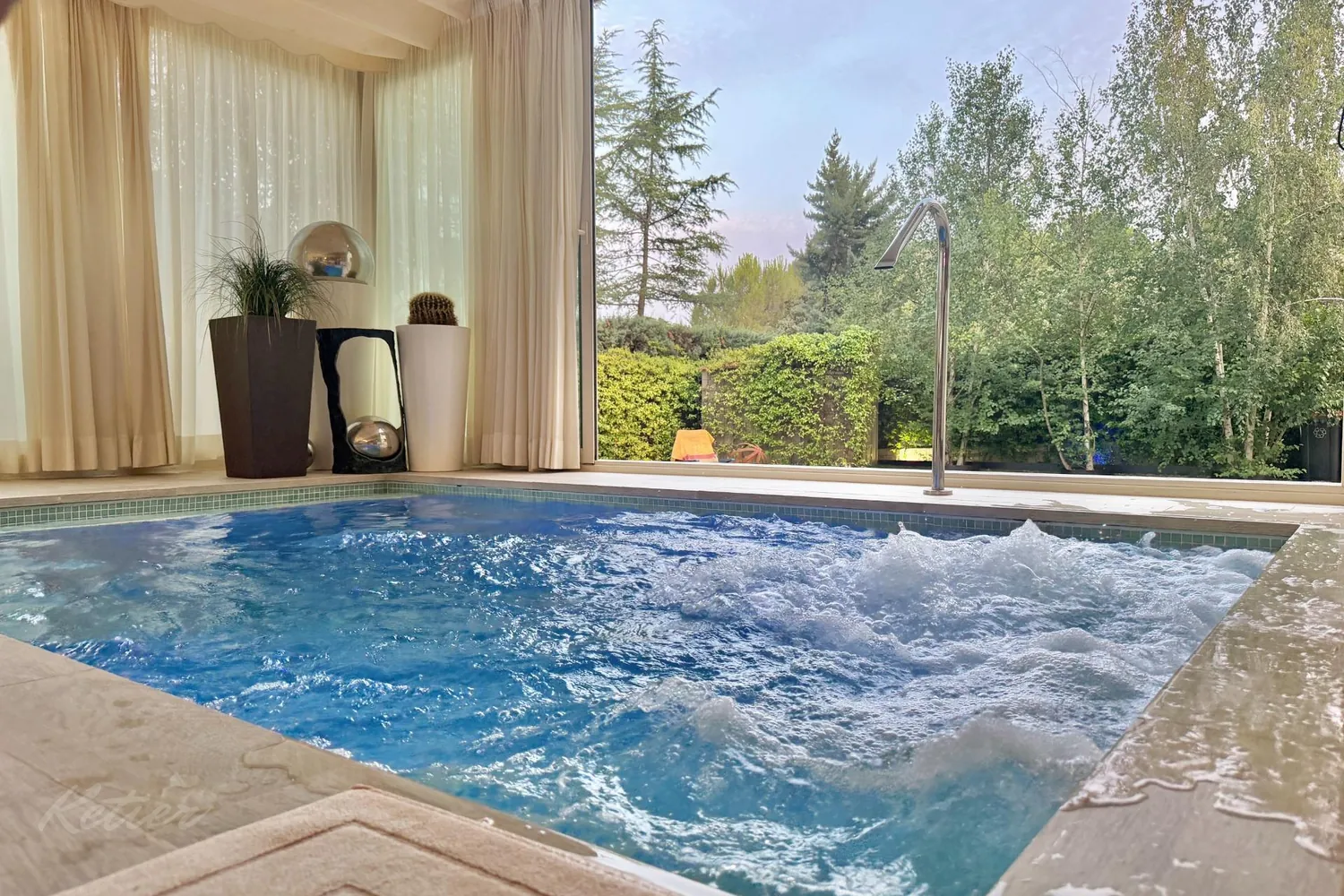 Detached house in Galapagar with heated swimming pool and private garden