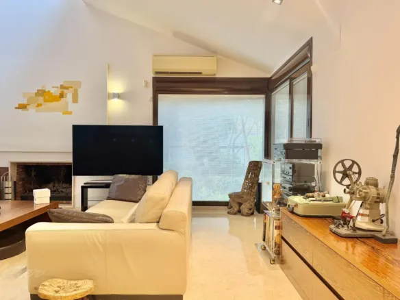 Detached house in Galapagar with heated swimming pool and private garden