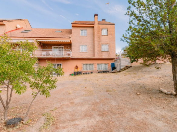 Corner semi-detached house in Monte Rozas in need of renovation