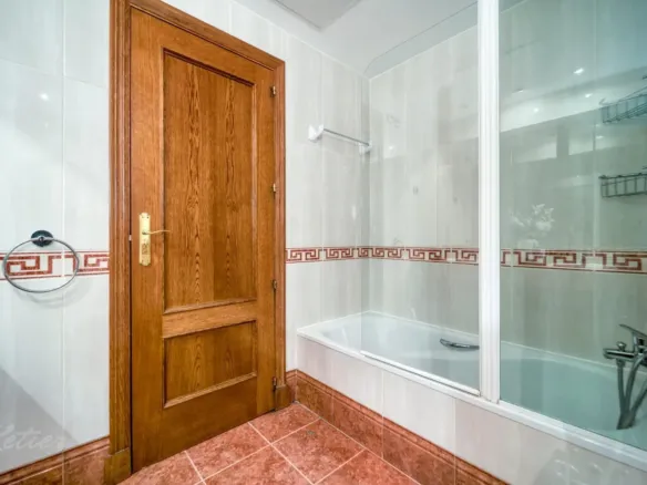 Flat with terrace and three bedrooms in Monte del Pilar, Majadahonda