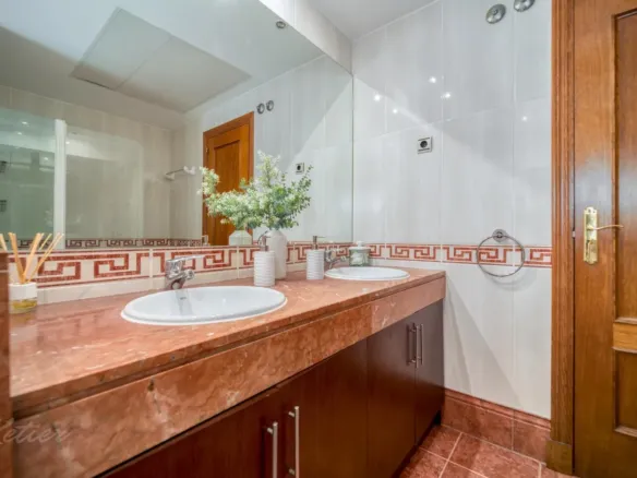 Flat with terrace and three bedrooms in Monte del Pilar, Majadahonda