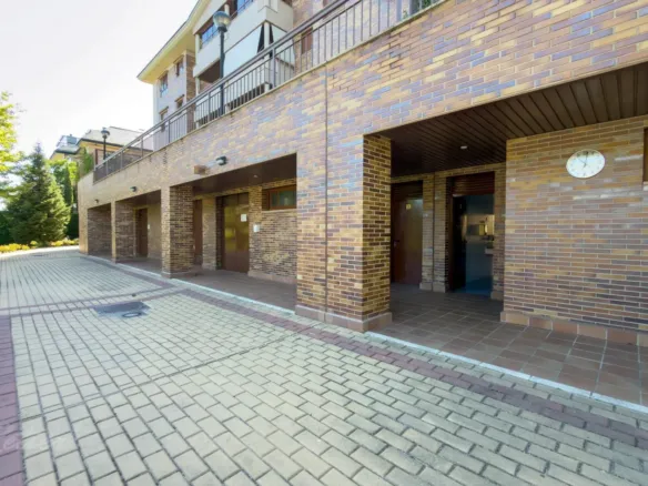 Flat with terrace and three bedrooms in Monte del Pilar, Majadahonda