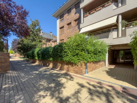 Flat with terrace and three bedrooms in Monte del Pilar, Majadahonda
