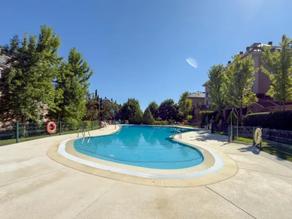 Flat with terrace and three bedrooms in Monte del Pilar, Majadahonda