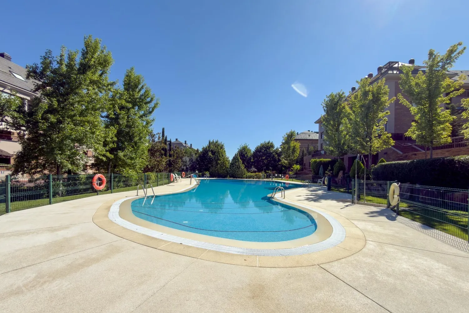 Flat with terrace and three bedrooms in Monte del Pilar, Majadahonda