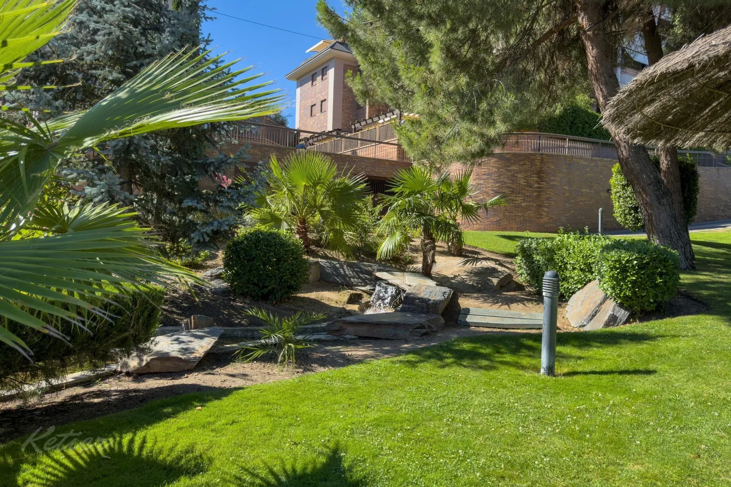 Flat with terrace and three bedrooms in Monte del Pilar, Majadahonda