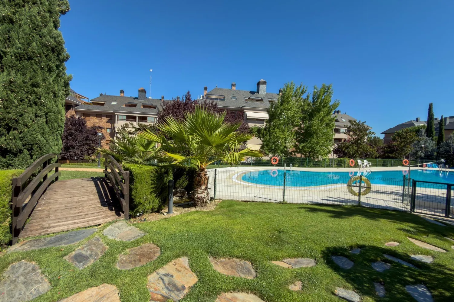Flat with terrace and three bedrooms in Monte del Pilar, Majadahonda