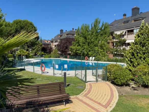 Flat with terrace and three bedrooms in Monte del Pilar, Majadahonda