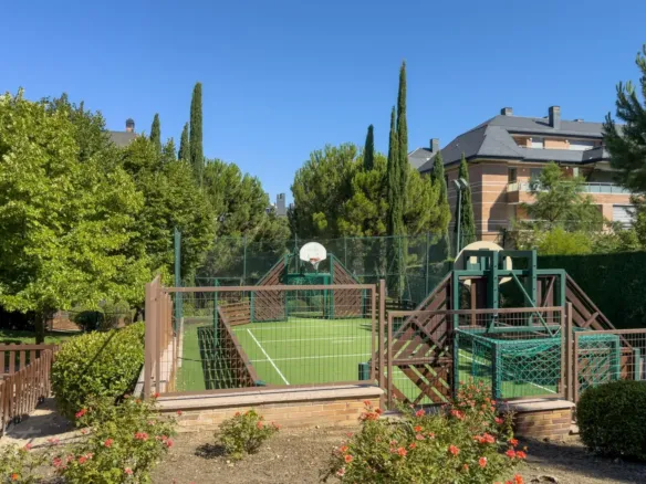 Flat with terrace and three bedrooms in Monte del Pilar, Majadahonda