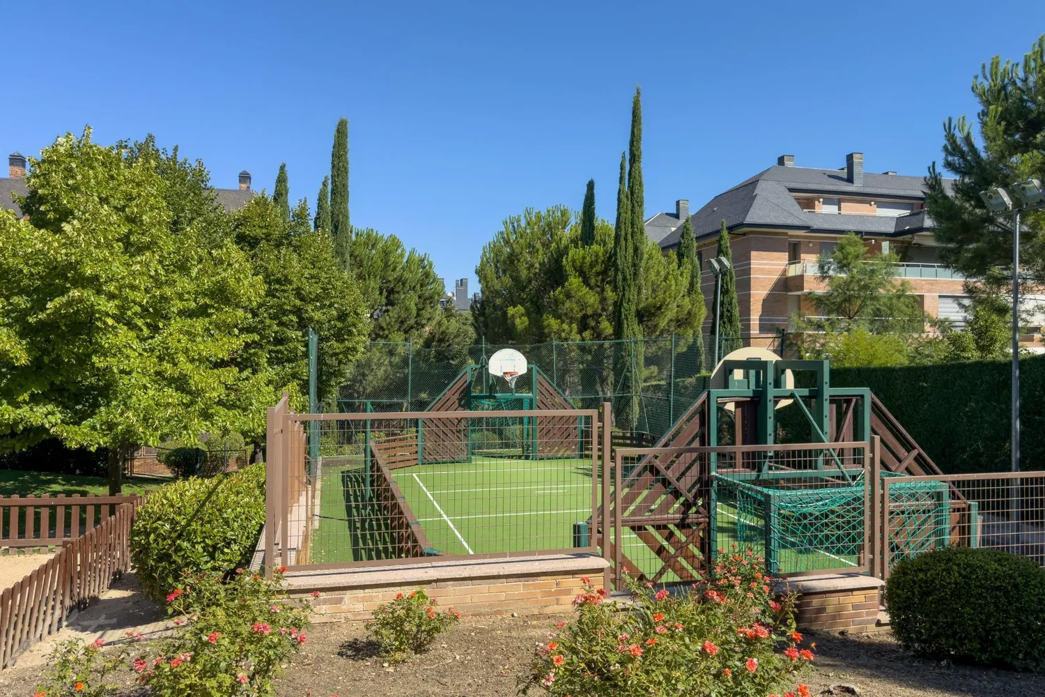 Flat with terrace and three bedrooms in Monte del Pilar, Majadahonda