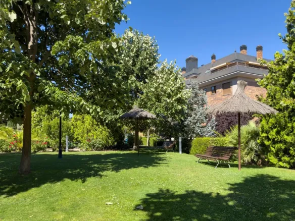 Flat with terrace and three bedrooms in Monte del Pilar, Majadahonda