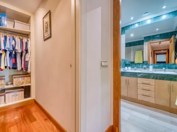 Flat with terrace and three bedrooms in Monte del Pilar, Majadahonda